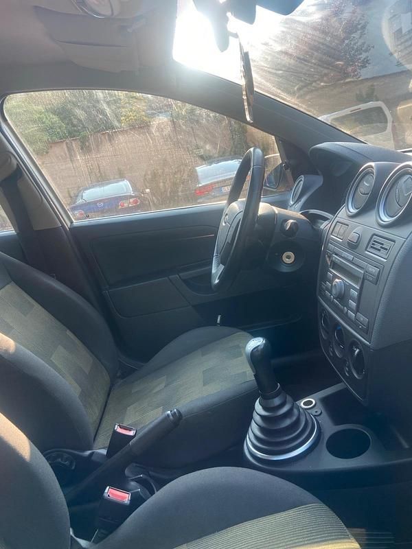 Grau Gebraucht 2006 Ford Fiesta Ambiente Kleinwagen | 1.200 € (Guter Preis) - Bild 1/4