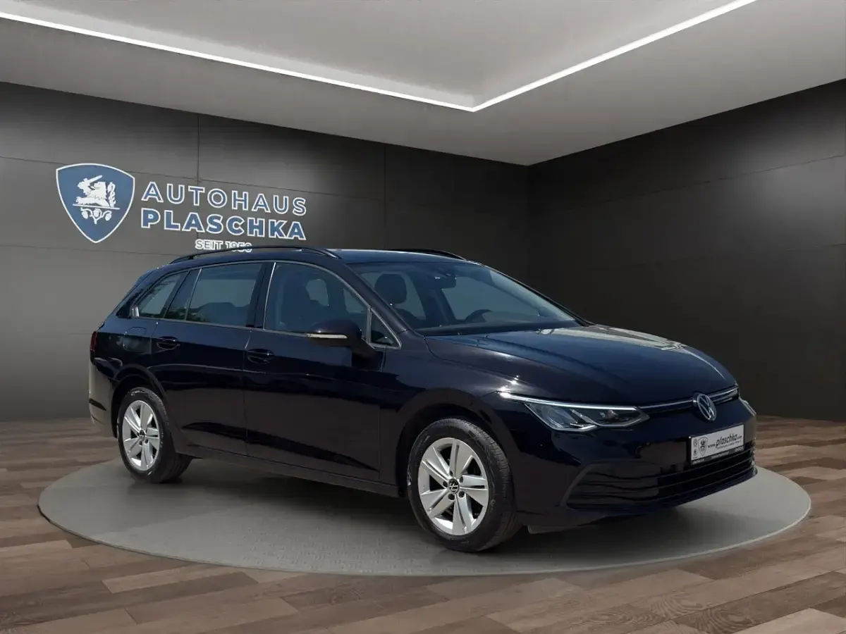 Gebraucht VW Golf VIII Life 150 PS (110 kW) 2024 Deep black perleffekt (schwarz) Kombi