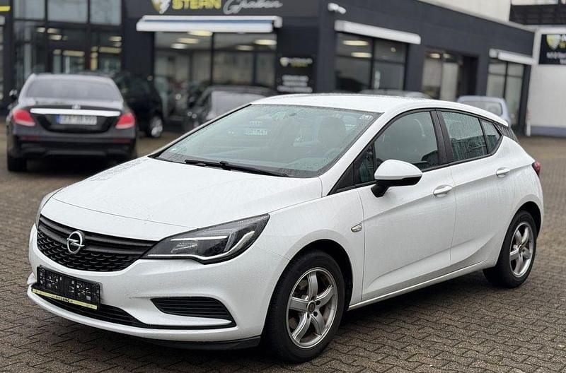 Gebraucht Opel Astra Selection 105 PS (77 kW) 2016 Weiß Limousine