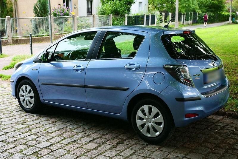 Blau Gebraucht 2012 Toyota Yaris Hybrid Life Kleinwagen | 9.500 € (Guter Preis) - Bild 1/4