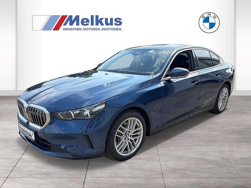 Blau Gebraucht 2024 BMW 520 Limousine | 47.470 € (Superpreis) - Bild 1/4