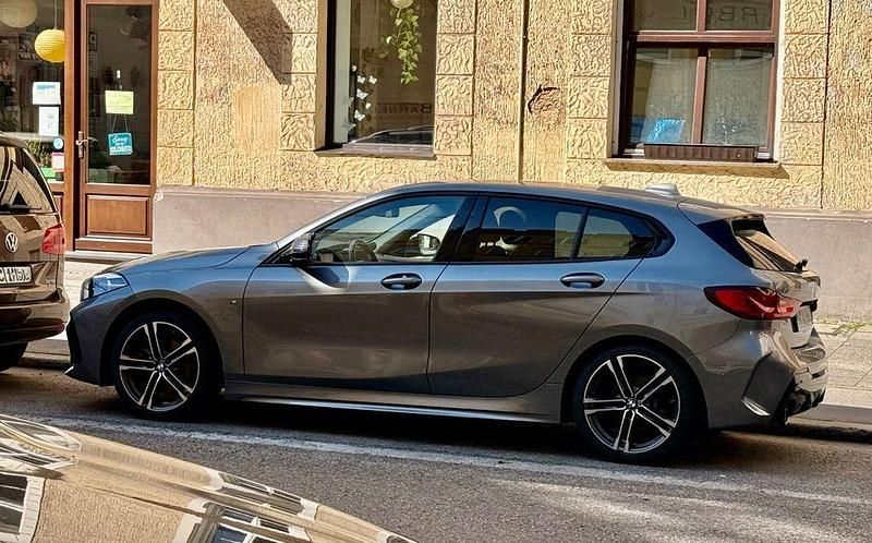 Grau Gebraucht 2023 BMW 118 M Sport Kleinwagen | 25.700 € (Fairer Preis) - Bild 1/4