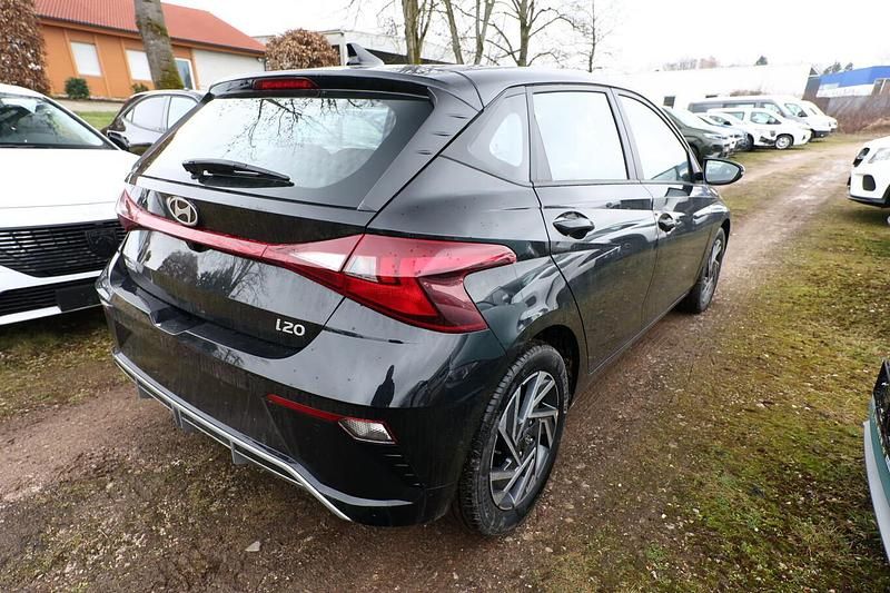 Neu Hyundai i20 Select 90 PS (66 kW) 2026 Schwarz metallic Kleinwagen