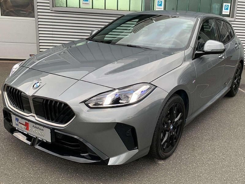 Skyscraper grau metallic Gebraucht 2024 BMW 118 M Sport Kleinwagen | 30.900 € (Fairer Preis) - Bild 1/4