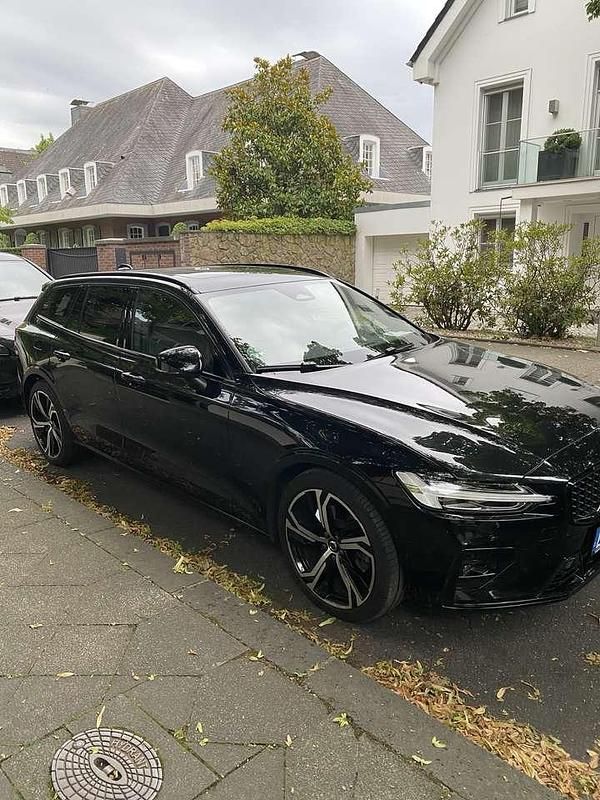 Schwarz Gebraucht 2024 Volvo V60 Plus Kombi | 39.500 € (Etwas zu teuer) - Bild 1/4