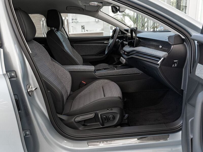 Gebraucht Skoda Superb Selection 150 PS (110 kW) 2024 Silber Kombi