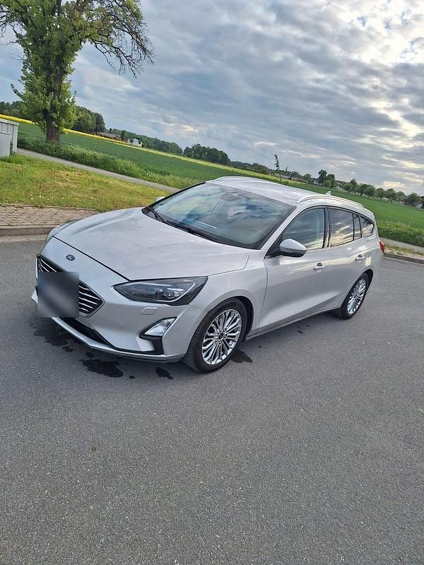 Silber Gebraucht 2019 Ford Focus Trend Kombi | 9.999 € - Bild 1/4