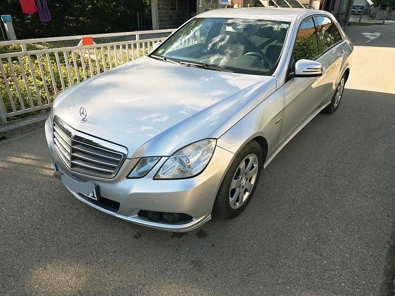 Grau Gebraucht 2009 Mercedes E220 Limousine | 8.800 € (Etwas zu teuer) - Bild 1/4