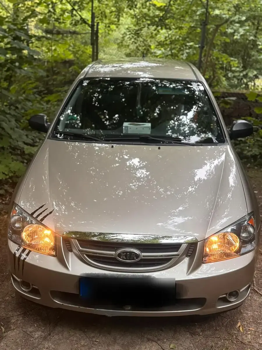 Używany Kia Cerato 98 KM (72 kW) 2005 Złoty Sedan/Limuzyna