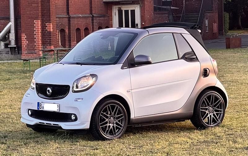 Weiß Gebraucht 2019 Smart ForTwo Cabrio Brabus Cabrio | 18.500 € (Fairer Preis) - Bild 1/4