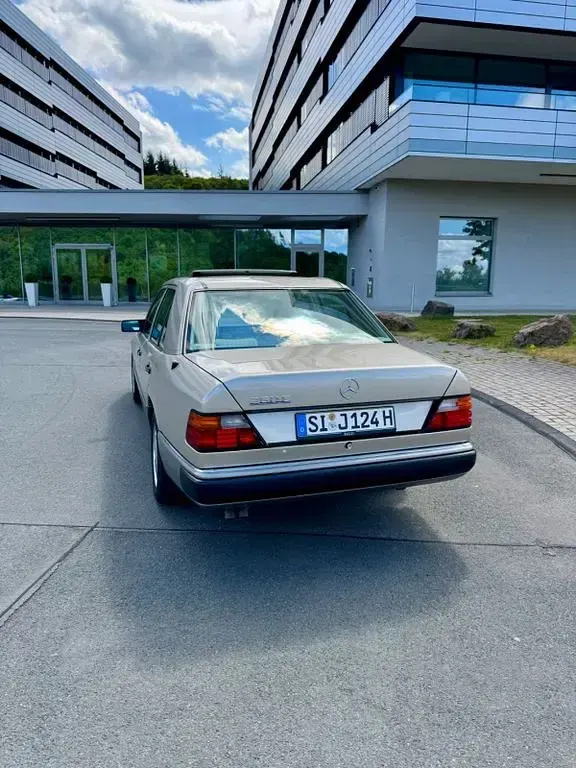Gebraucht Mercedes E260 160 PS (117 kW) 1990 Silber Limousine
