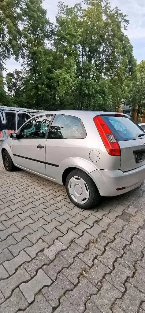 Gebraucht Ford Fiesta 68 PS (50 kW) 2005 Silber Kleinwagen