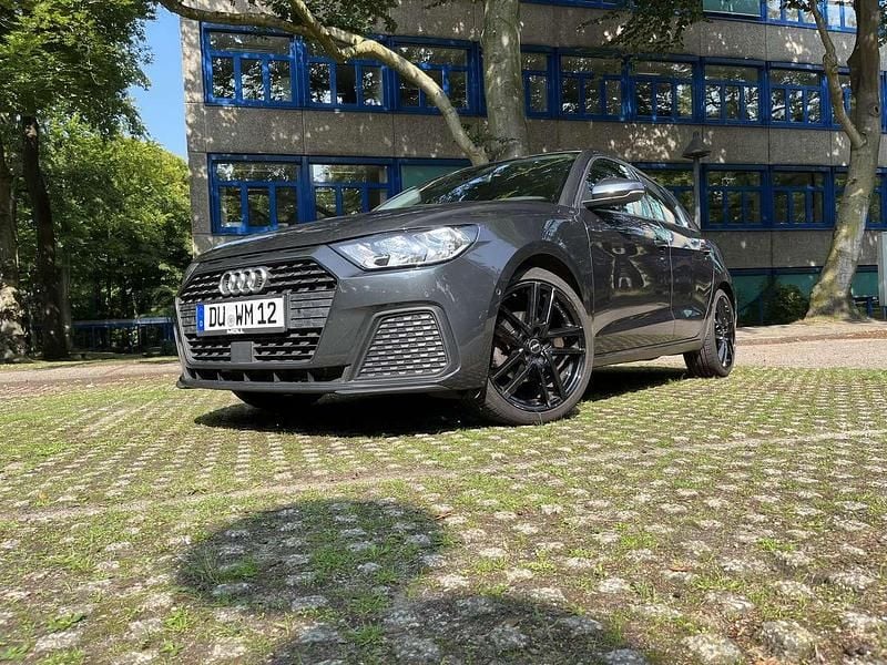 Grau Gebraucht 2019 Audi A1 Basis Kleinwagen | 16.500 € (Guter Preis) - Bild 1/4