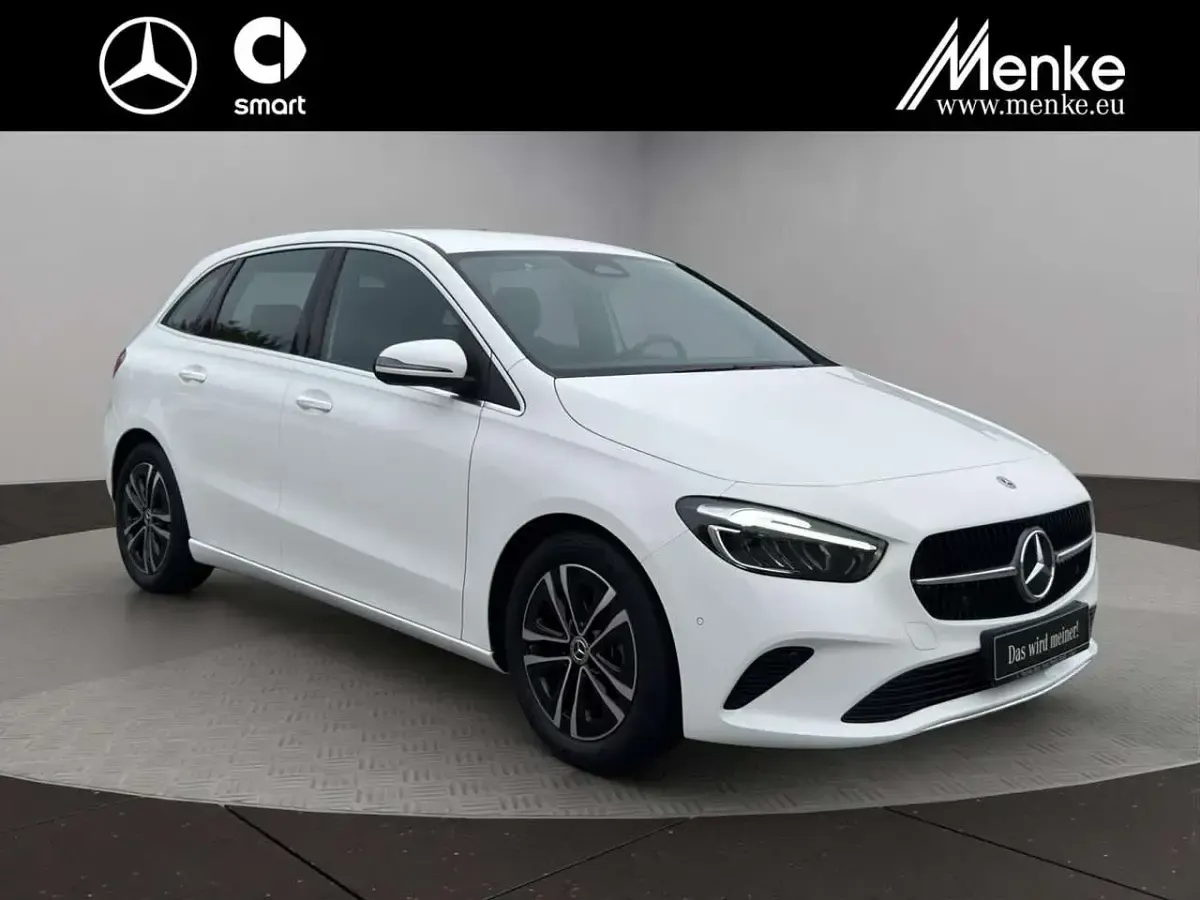 Gebraucht Mercedes B180 136 PS (100 kW) 2024 Unilack polarweiß Kleinwagen