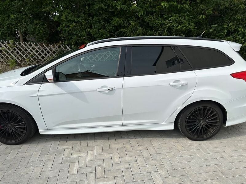 Weiß Gebraucht 2014 Ford Focus ST Kombi | 14.700 € (Teuer) - Bild 1/4