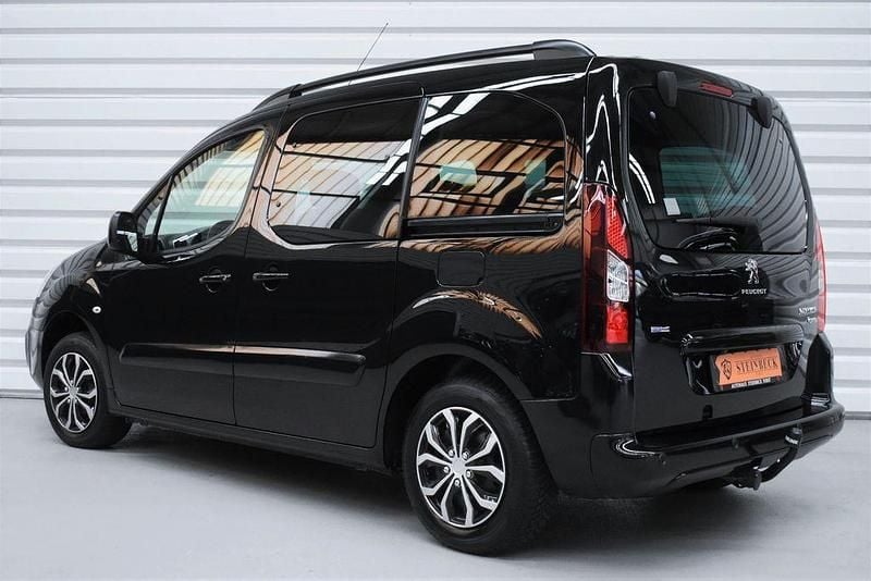 Gebraucht Peugeot Partner Tepee Allure 110 PS (80 kW) 2018 Schwarz Van / Kleinbus