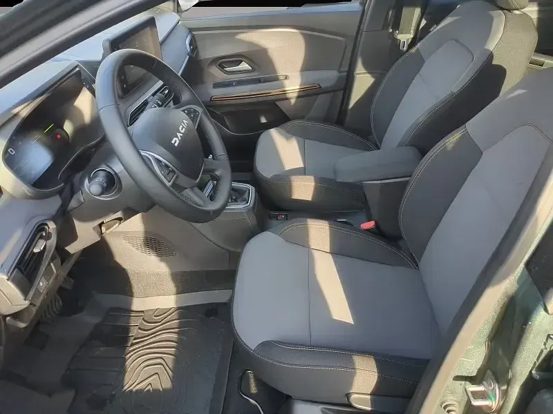 Neu Dacia Jogger Extreme 141 PS (103 kW) 2025 Grün Van / Kleinbus