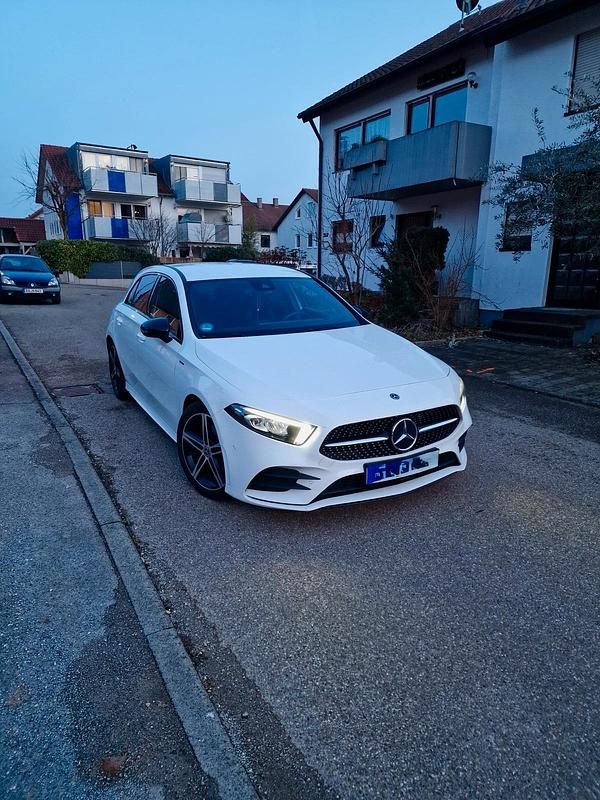 Weiß Gebraucht 2019 Mercedes A180 AMG line Limousine | 23.999 € (Etwas zu teuer) - Bild 1/4