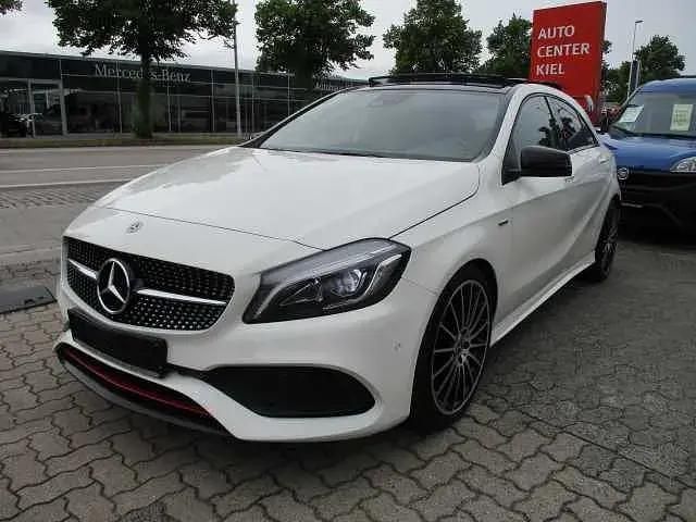 Weiß Gebraucht 2018 Mercedes A250 Sport Edition Limousine | 22.900 € - Bild 1/4