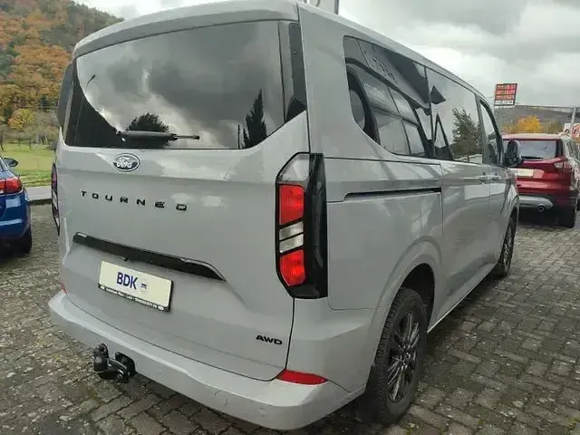 Usado Ford Tourneo Custom Titanium 137 HP (100 kW) 2025 Andere Van