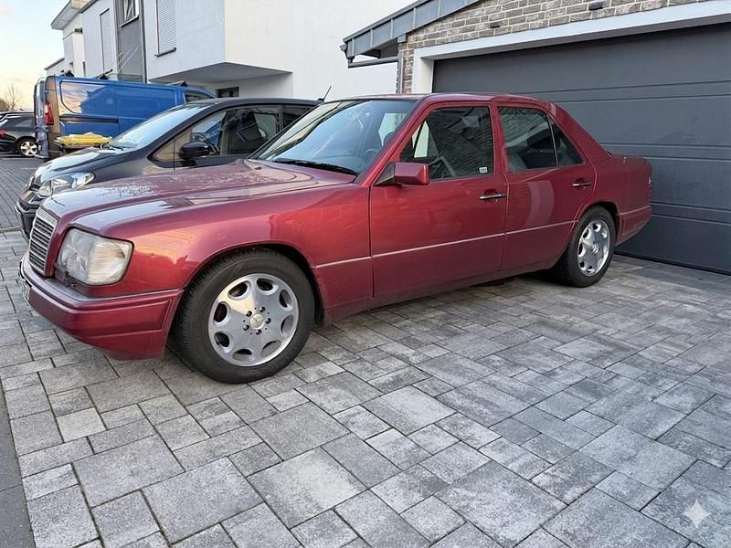 Second-hand Mercedes E320 220 CP (161 kW) 1995 Roșu Berlinǎ