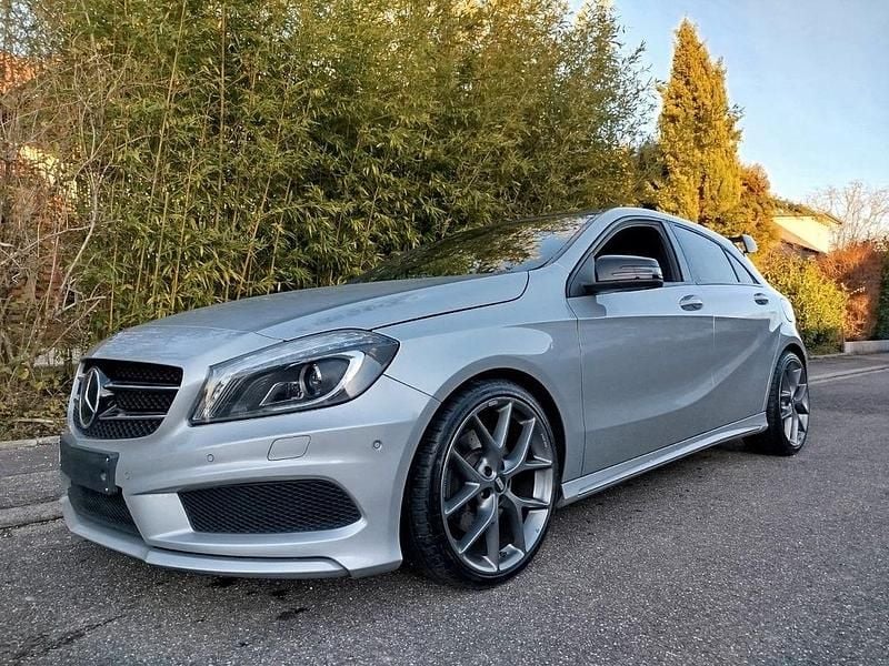 Silber Gebraucht 2012 Mercedes A250 AMG Limousine | 15.999 € (Fairer Preis) - Bild 1/4