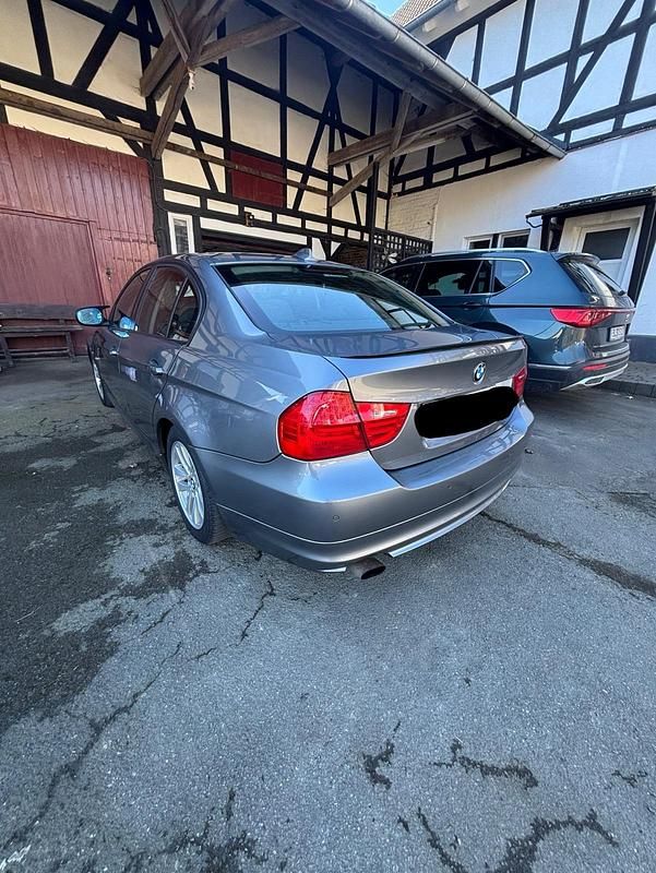 Gebraucht BMW 318 144 PS (105 kW) 2011 Grau Limousine