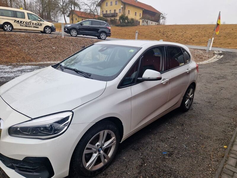 Weiß Gebraucht 2018 BMW 218 Active Tourer Sport Line Van / Kleinbus | 9.400 € (Guter Preis) - Bild 1/4