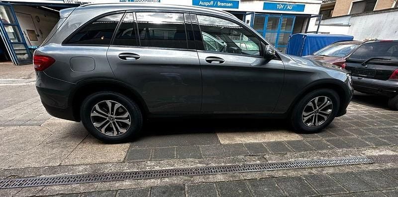 Grau Gebraucht 2018 Mercedes GLC220 SUV | 22.999 € (Guter Preis) - Bild 1/4