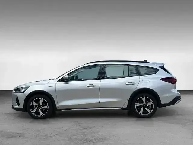 Używany Ford Focus Active 155 KM (114 kW) 2024 Srebrny Sedan/Limuzyna