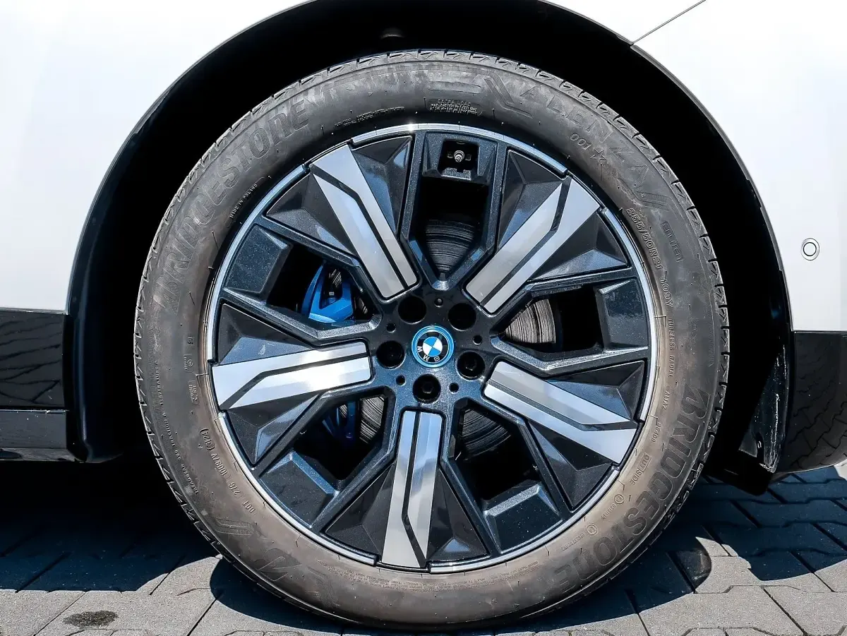 Gebraucht BMW iX M Sport 397 kW (540 PS) 2024 Mineralweiss SUV