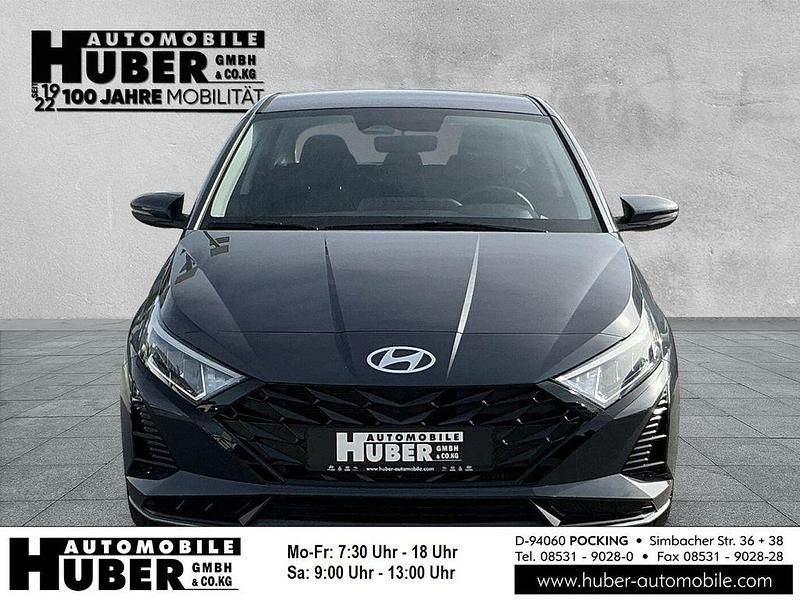 Grau metallic Gebraucht 2024 Hyundai i20 Trend Limousine | 20.990 € (Teuer) - Bild 1/4