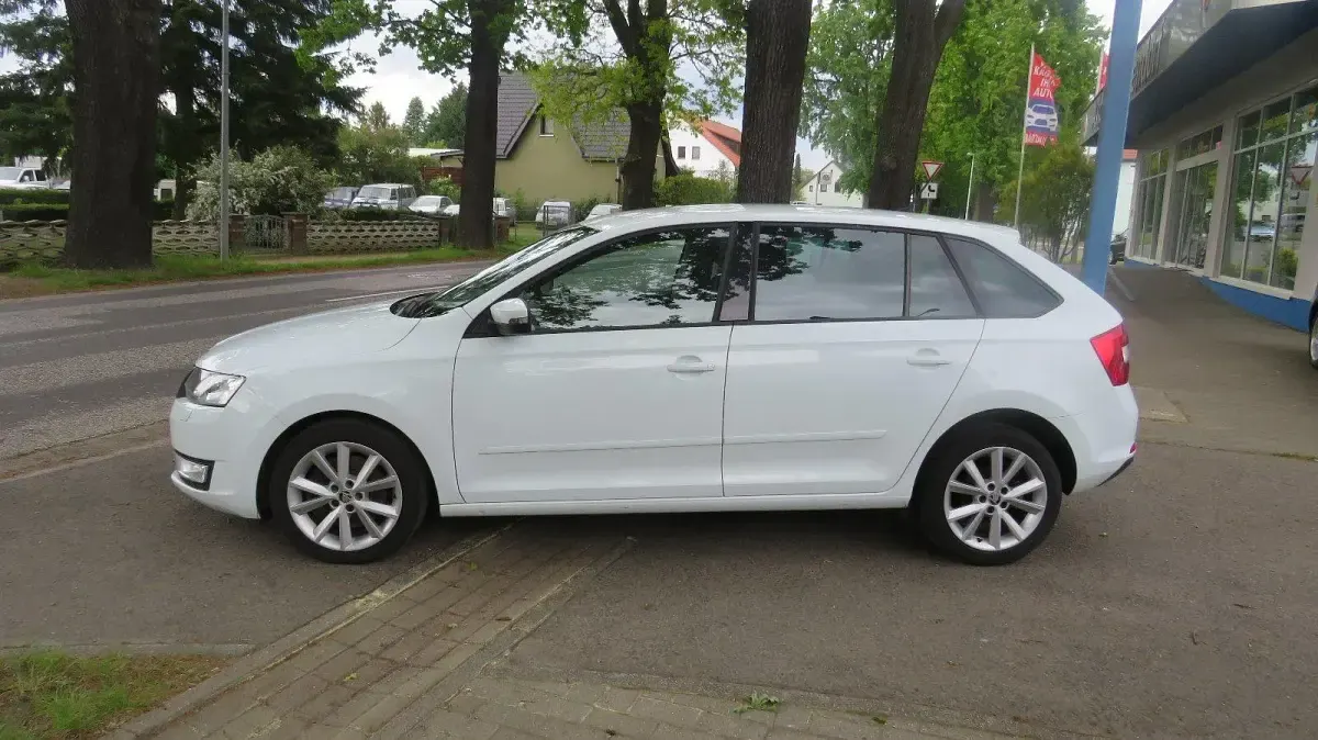 Gebraucht Skoda Rapid Joy 116 PS (85 kW) 2016 Laserweiss Kleinwagen