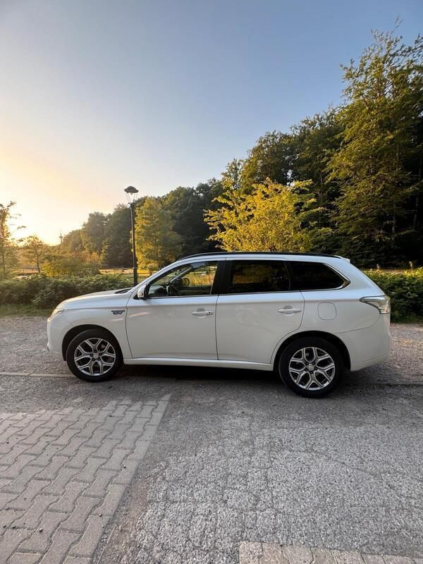 Weiß Gebraucht 2015 Mitsubishi Outlander P-HEV Top SUV | 16.000 € (Fairer Preis) - Bild 1/4