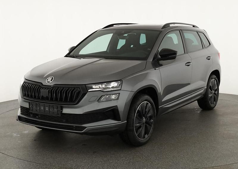 Graphite grau metallic Neu 2025 Skoda Karoq SportLine SUV | 41.495 € (Fairer Preis) - Bild 1/4