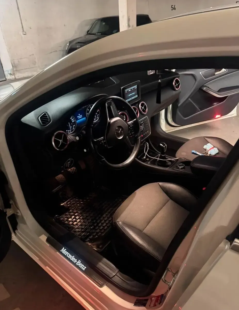 Gebraucht Mercedes A180 Style 122 PS (89 kW) 2014 Weiß Kleinwagen