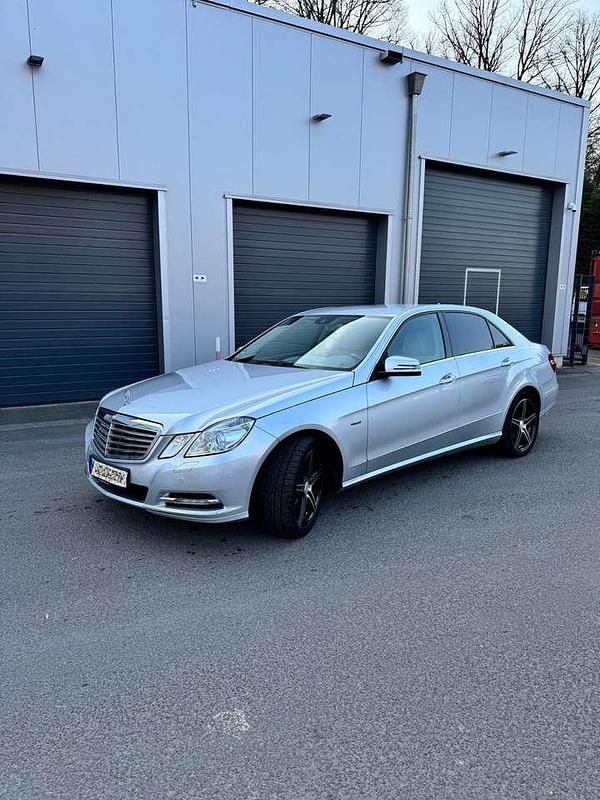 Grau Gebraucht 2012 Mercedes E200 Limousine | 9.499 € (Superpreis) - Bild 1/4