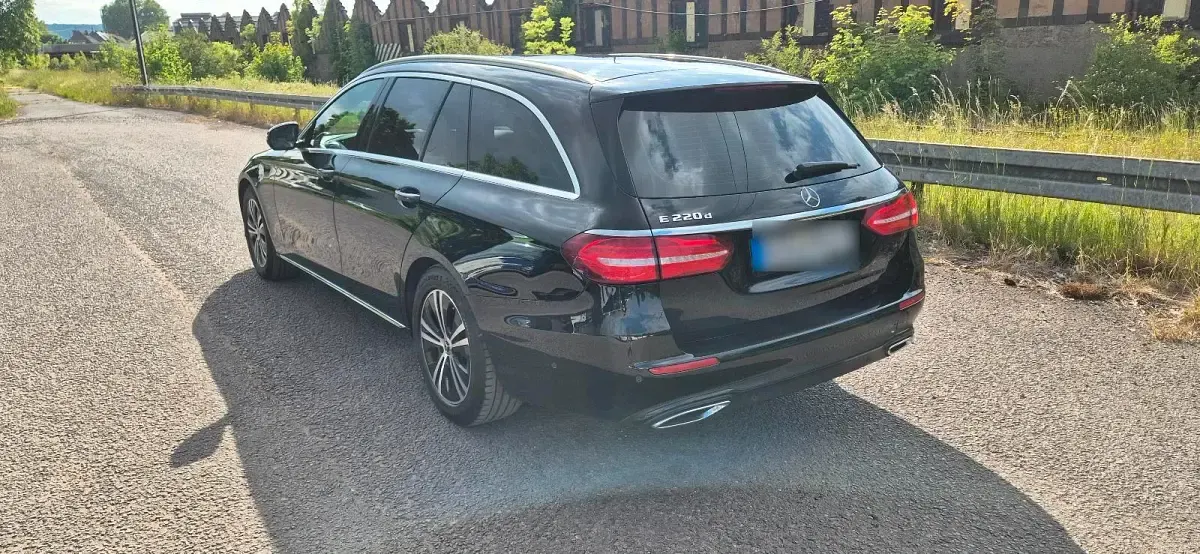 Gebraucht Mercedes E220 Avantgarde 194 PS (142 kW) 2019 Schwarz Kombi