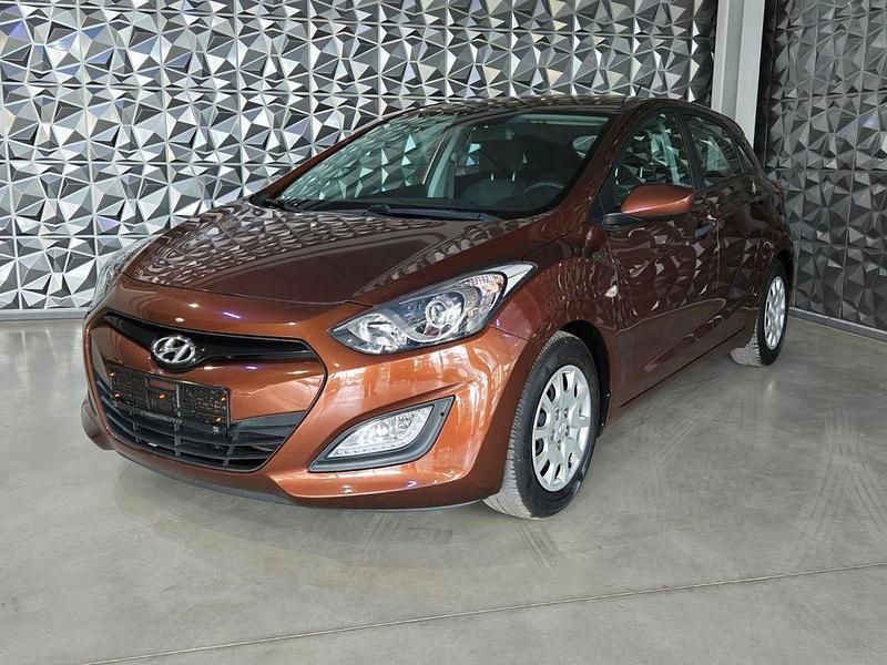 Braun Gebraucht 2013 Hyundai i30 Classic Limousine | 7.499 € (Fairer Preis) - Bild 1/4