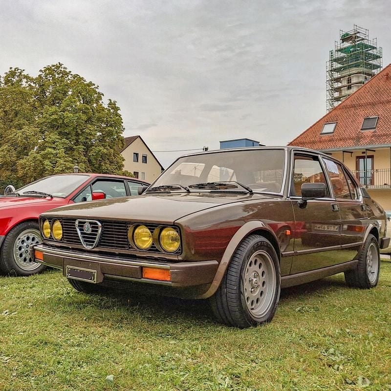 Braun Gebraucht 1982 Alfa Romeo Alfetta Quadrifoglio Limousine | 19.116 € - Bild 1/4