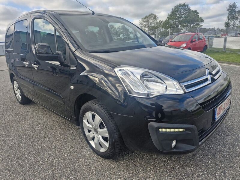 Schwarz Gebraucht 2016 Citroën Berlingo SELECTION Van / Kleinbus | 9.999 € (Fairer Preis) - Bild 1/4