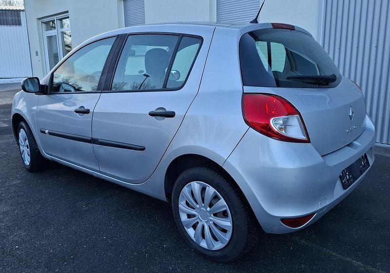 Second-hand Renault Clio III Expression 75 CP (55 kW) 2009 Argintiu Berlinǎ