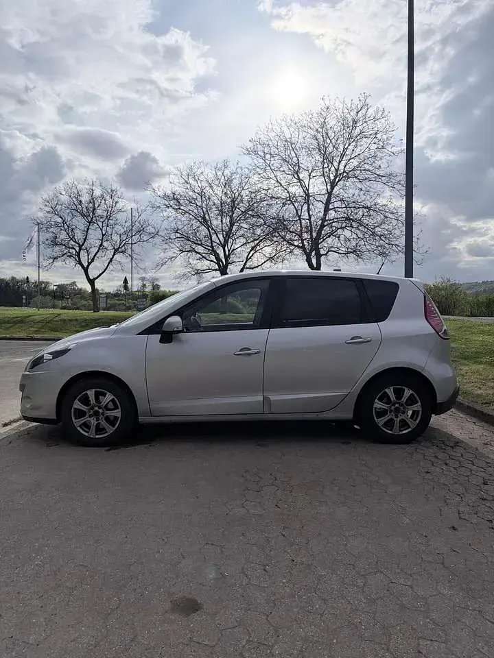 Gebraucht Renault Scénic Expression 106 PS (77 kW) 2011 Van / Kleinbus