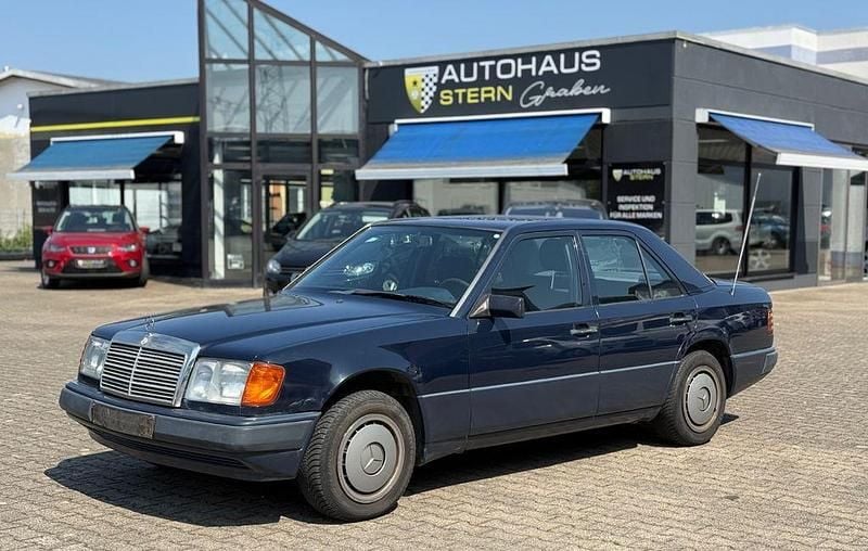 Blau Gebraucht 1991 Mercedes E230 Limousine | 2.990 € - Bild 1/4