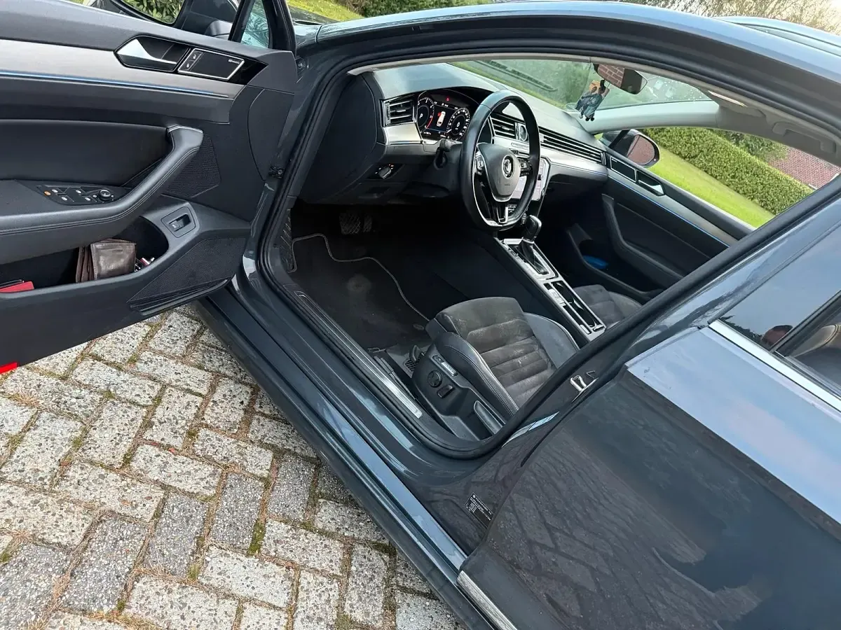 Gebraucht VW Passat 239 PS (175 kW) 2019 Grau Kombi