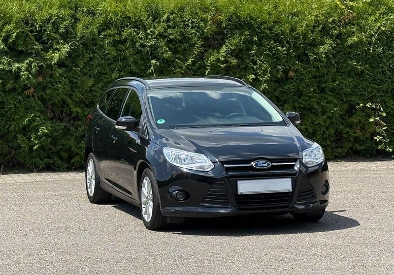 Schwarz Gebraucht 2011 Ford Focus Trend Kombi | 3.999 € (Superpreis) - Bild 1/4