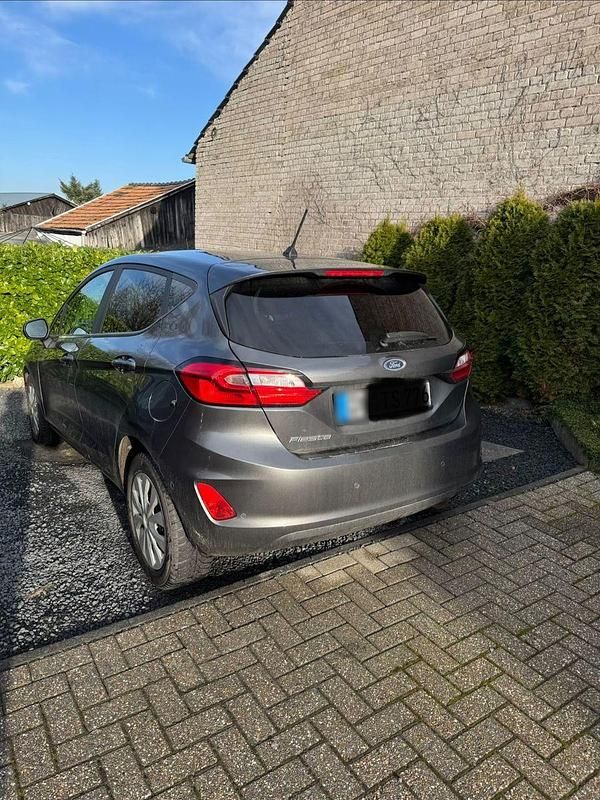 Gebraucht Ford Fiesta Cool & Connect 101 PS (74 kW) 2023 Grau Limousine