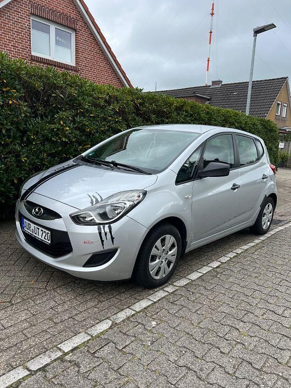 Silber Gebraucht 2011 Hyundai ix20 Classic Kleinwagen | 4.899 € (Fairer Preis) - Bild 1/4