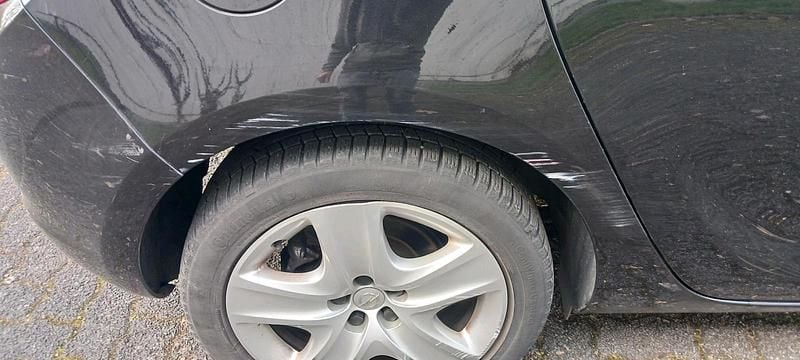 Gebraucht Opel Astra 115 PS (84 kW) 2011 Schwarz Kleinwagen