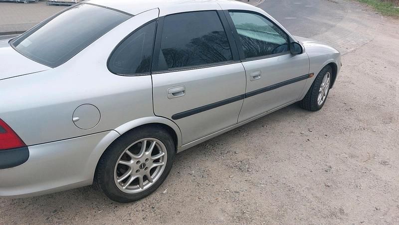 Gebraucht Opel Vectra 116 PS (85 kW) 1999 Silber Limousine